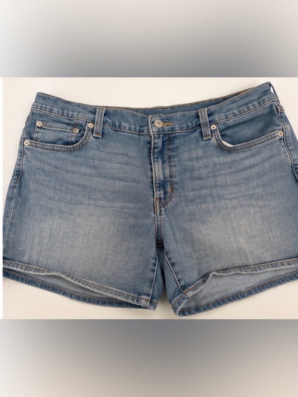 Levi’s Mid Length Denim Shorts – Women’s Size 32 – Light Wash
